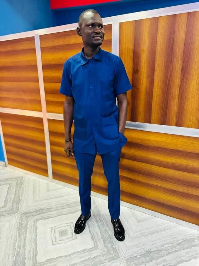 Veteran journalist Sekou Sheriff has raised concerns after armed police officers tried to enter his home late at night without explanation.